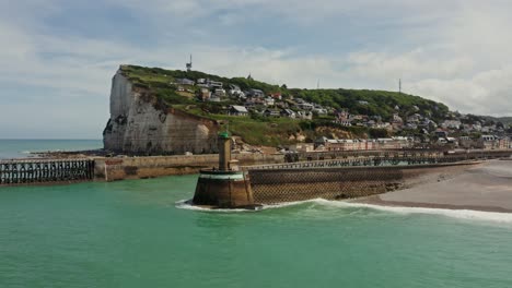 ciudad costera y muelle en francia
