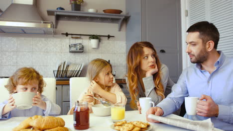 Fröhliche-Familie-Beim-Frühstück-In-Der-Küche