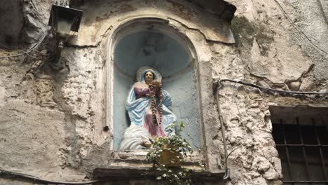 nicho de estatua religiosa en una antigua muralla de la ciudad