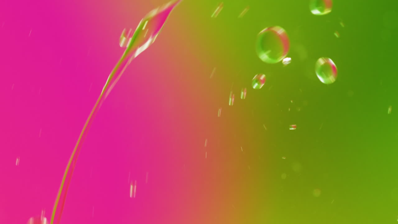 animación de burbujas que se mueven en fondo rosa y verde con espacio de copia.