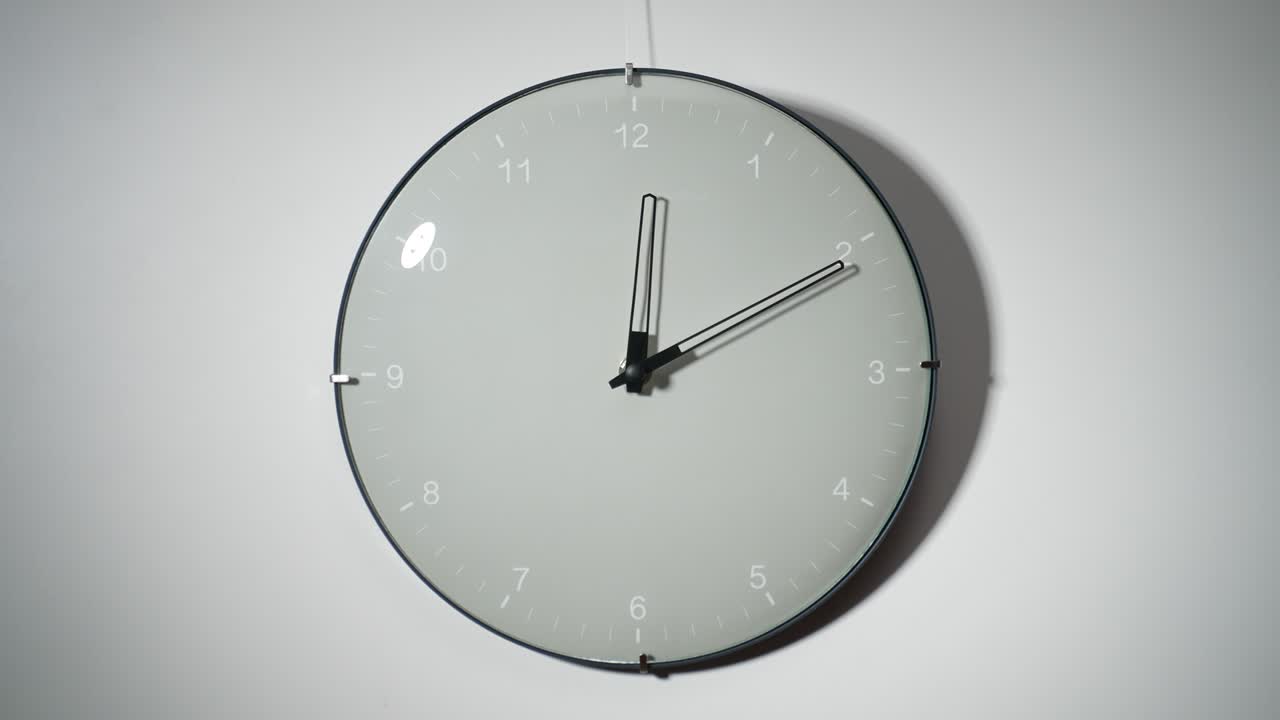 Orologio da parete su sfondo bianco. Time lapse