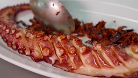 cocinar un pulpo en un horno de carbón