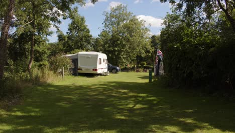 Wohnwagen-Mit-Markise-Auf-Naturschutzgebiet-Campingplatz