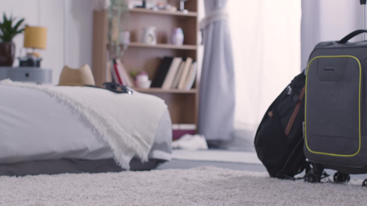 las maletas en el dormitorio en casa empacadas y listas para las vacaciones de verano