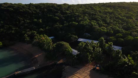 Amanecer-Aéreo-Sobre-Un-Complejo-Turístico-En-Una-Isla-Remota-En-La-Zona-Tropical-De-Australia