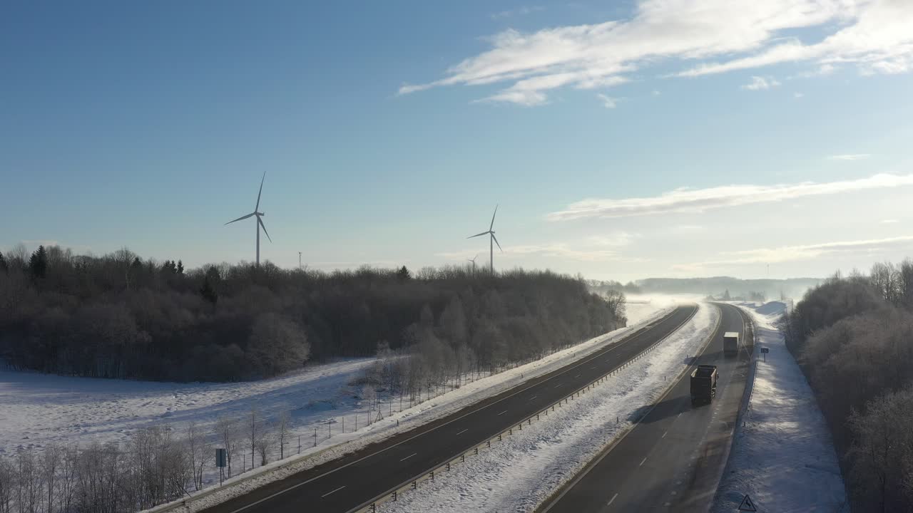 추운 겨울날 풍차와 고속도로의 조감도