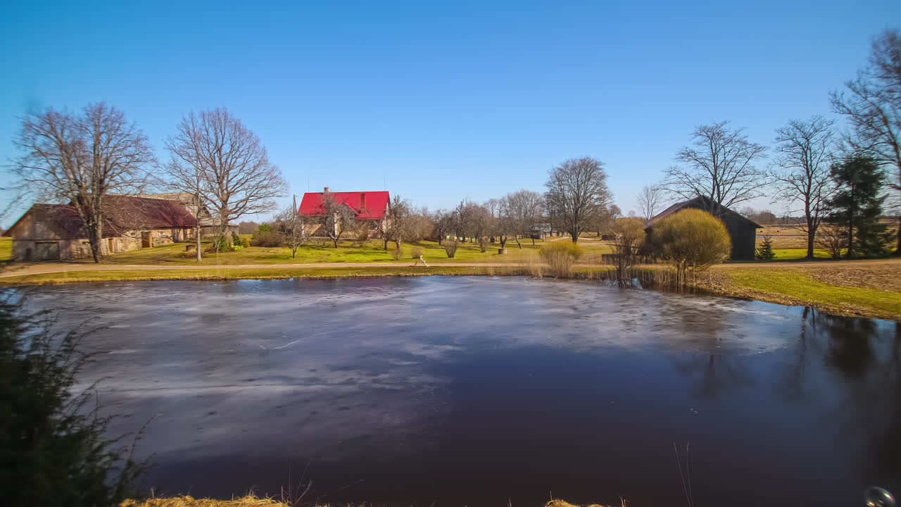 del amanecer al atardecer el lapso de tiempo del lago se congela en el barrio idílico