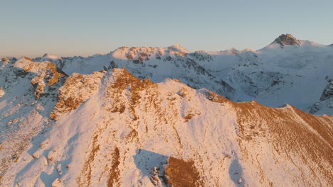 Cumbre-Nevada-Del-Mont-Noble-Iluminada-Por-El-Sol-Durante-La-Hora-Dorada-En-Valais,-Suiza