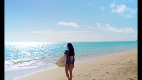 surfista caminando con una tabla de surf 4k