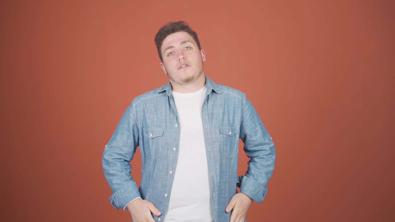 카메라를 향해 우울해 보이는 남자.