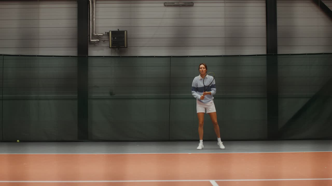 실내 테니스 를 하는 여자