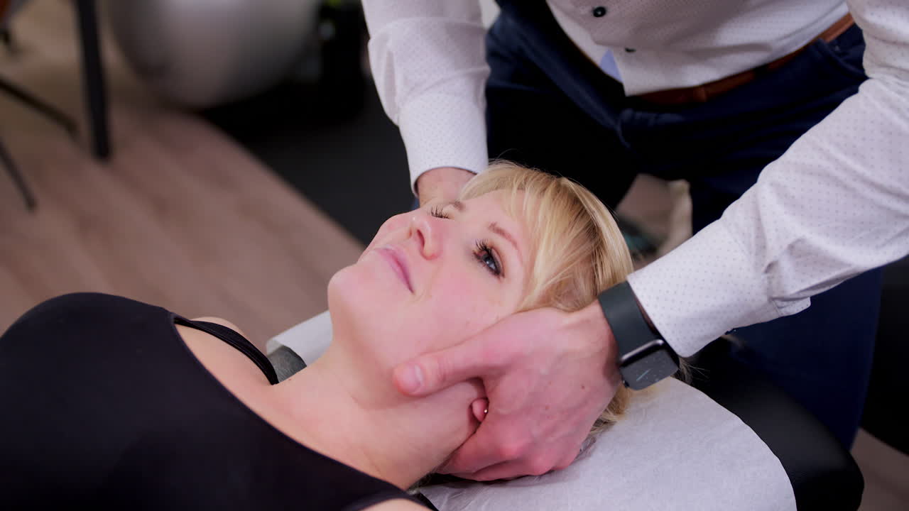 척추 지압사에 의해 특별한 방법으로 머리를 돌려 경추를 부수거나 조정