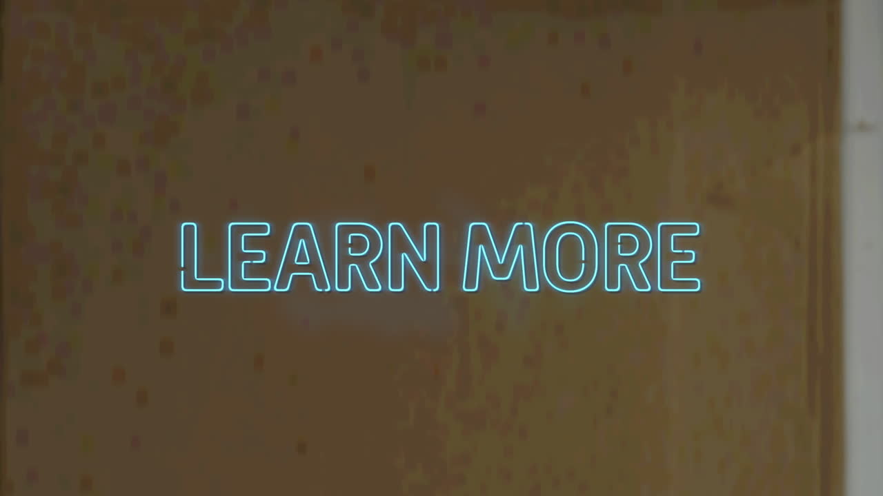 animación digital de azul neón aprender más contra el fondo de madera con textura