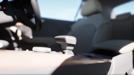primer plano de la palanca de cambios interior y la consola de un coche moderno