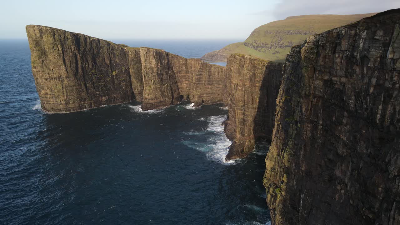 imágenes de drones con un ángulo inusual del lago leitisvatn, también conocido como el lago flotante, y los acantilados de la isla vagar en las islas feroe