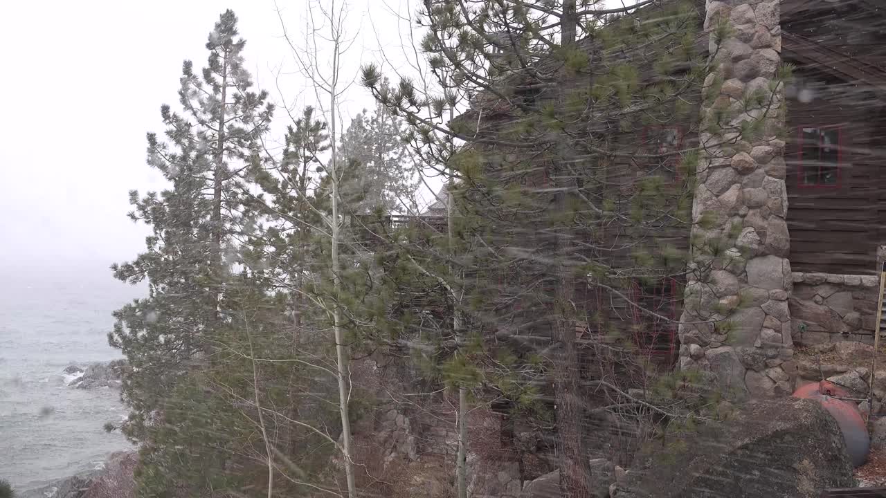 una tormenta de nieve cegadora golpea las montañas de sierra nevada en el lago tahoe 1
