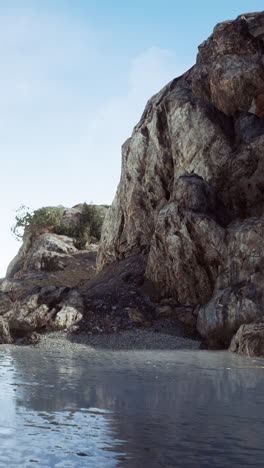costa rocosa con reflejo de agua