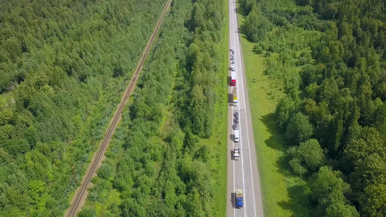 Шоссе и железная дорога через лес