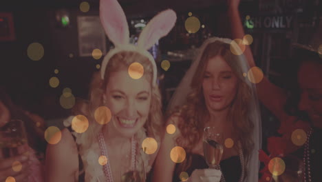 animación de luces amarillas brillantes sobre amigas que se divierten haciendo tostadas