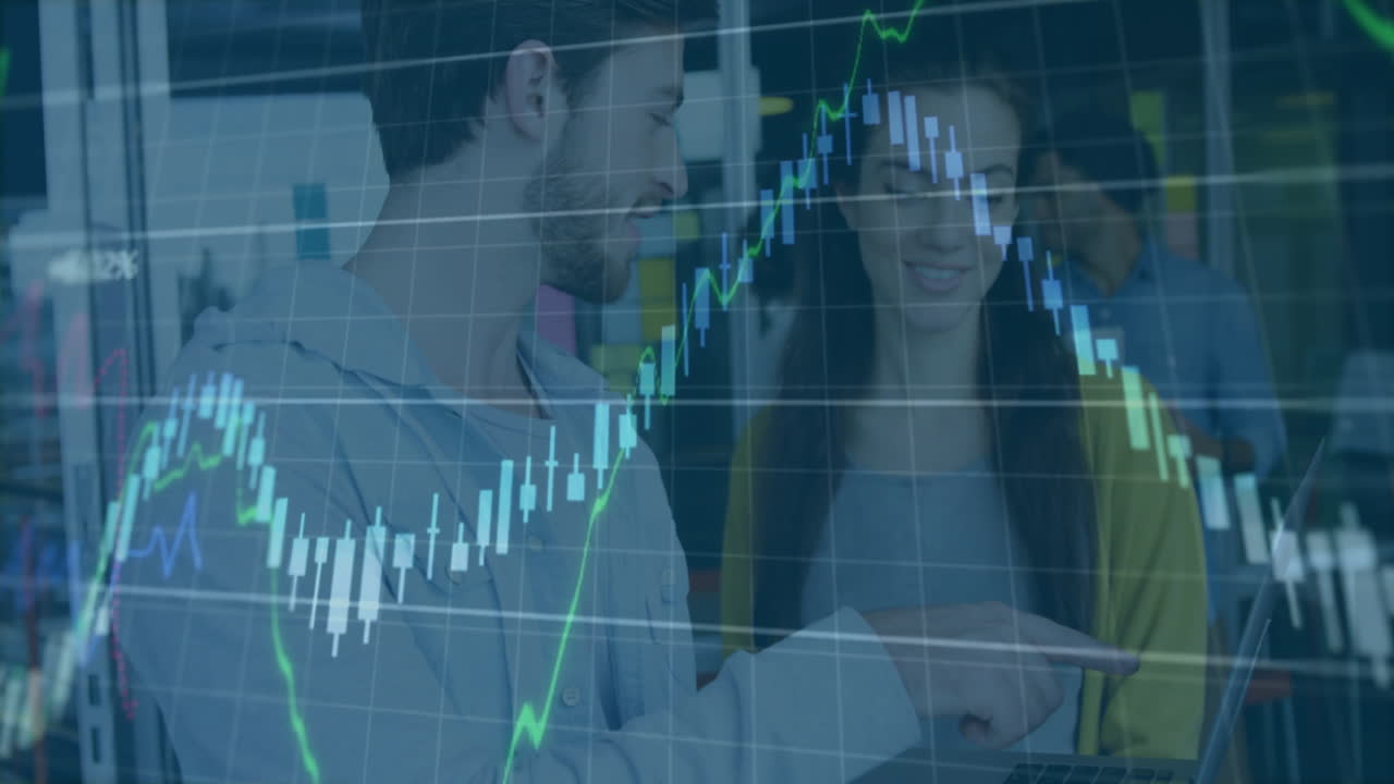 animación del procesamiento de datos financieros sobre diversas personas de negocios en la oficina