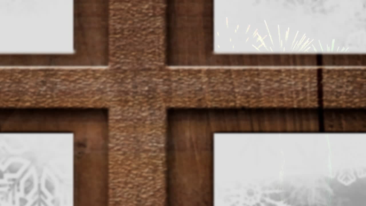 크리스마스 트리와 나무 창문 프레임은 검은 배경에 폭발하는 다채로운 불꽃놀이에 대항합니다.