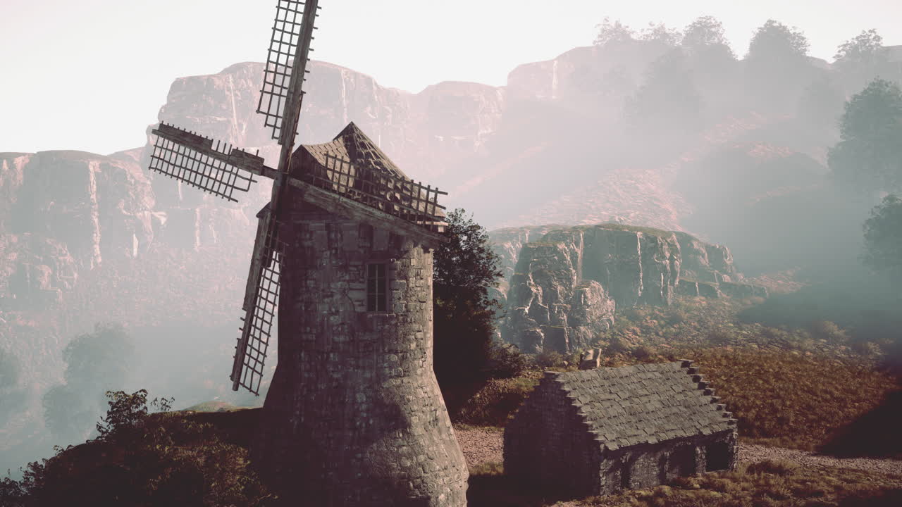 안개가 가득한 산꼭대기 에 있는 돌 의 풍차