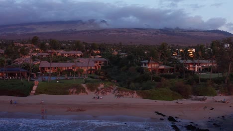 Toma-Aérea-De-Primer-Plano-Con-Plataforma-Rodante-De-Los-Lujosos-Complejos-Turísticos-De-Playa-A-Lo-Largo-De-La-Costa-De-Wailea-Al-Atardecer-En-El-Sur-De-Maui,-Hawaii