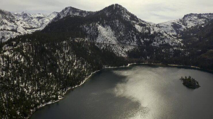 Splendide riprese aeree in 4k del Lago Tahoe e delle montagne circostanti.