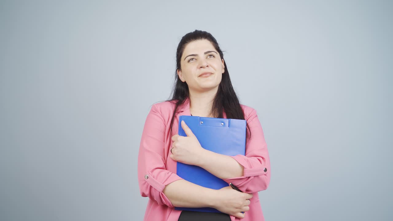 una mujer de negocios soñadora.