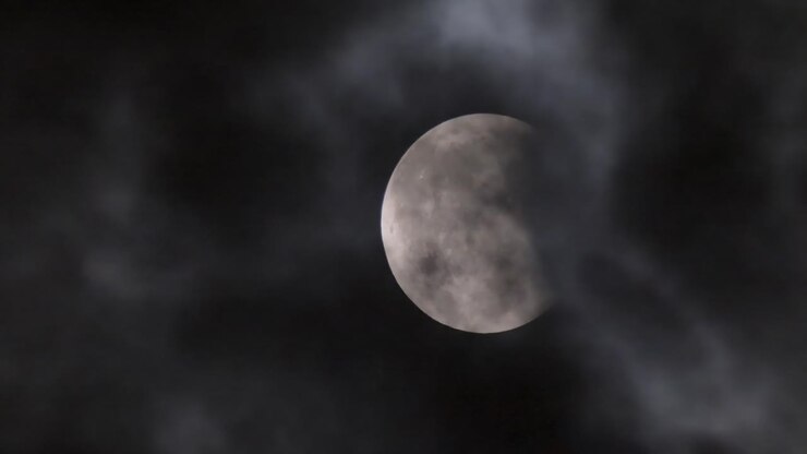 Eclipse lunar. A lua no plano de fundo de um céu escuro com nuvens