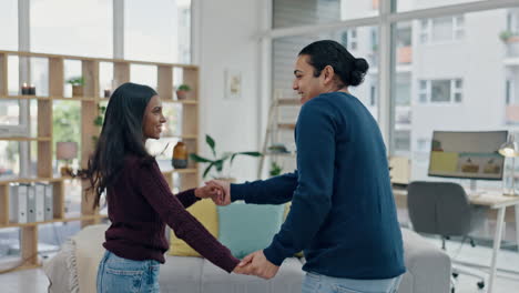 Amor,-Baile-Y-Diversión-Con-Una-Pareja-Emocionada