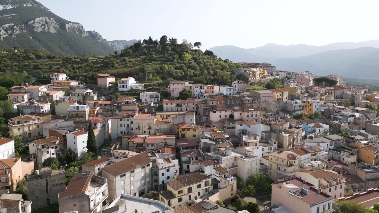 casas italianas sentadas en una montaña en dorgali en cerdeña, italia