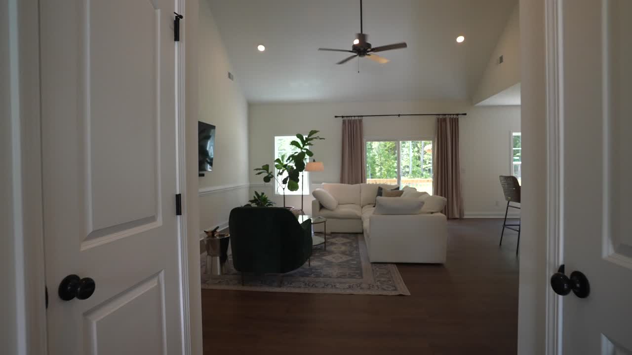 현대적인 미국 교외 주택을 걷고, 정문을 통해 들어가고, 개방형 개념의 거실을 통해 이동합니다.