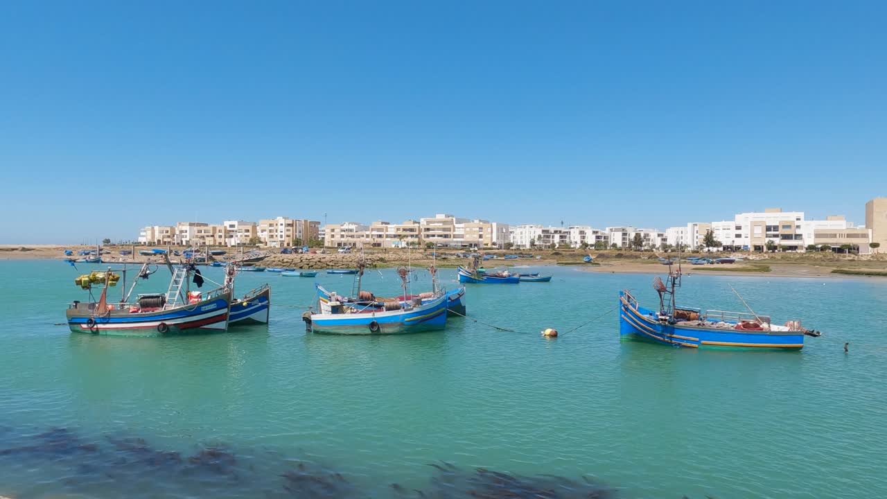 Traditionelle både ankret langs kysten og fortøjet ved floden Bou Regreg, Rabat, Marokko.