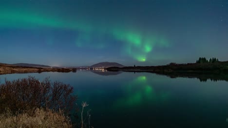 Un-Video-De-Lapso-De-Tiempo-En-Una-Noche-Tranquila-Con-Luces-Del-Norte-Reflejadas-En-Un-Lago-En-Islandia