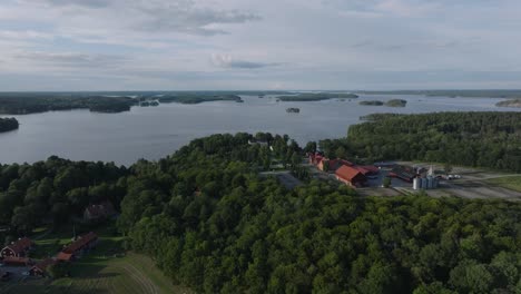 fotografía aérea de un dron de panorámica hacia adelante del castillo de taxinge junto al bosque y el lago