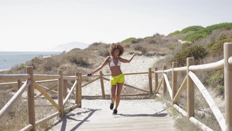 hermosa chica bailando en la costa