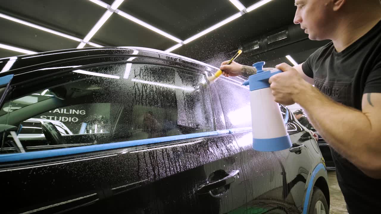 비닐 폴리우레탄 테이프로 자동차를 는 사람. 자동차를위한 필름. 자동차에 스티커 보호 필름