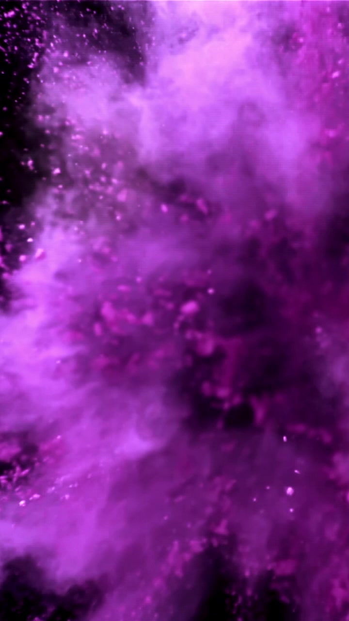 Levende lilla pulver eksploderer i slowmotion på sort baggrund