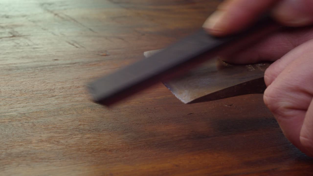 el viejo hacha corrodido obtiene un nuevo borde afilado con una piedra de afilar