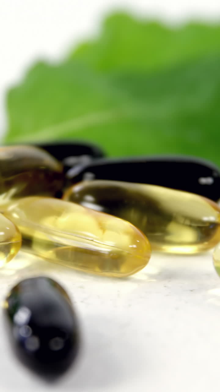 Primo piano di capsule con foglie di menta.