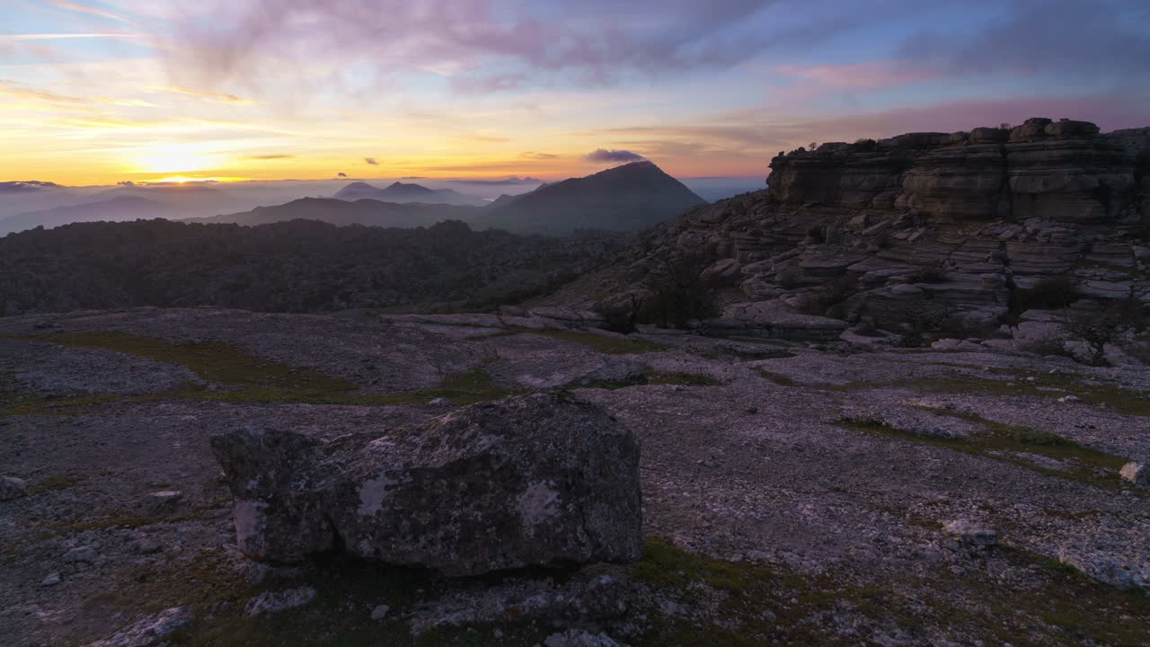 paisaje al amanecer sobre algunas montañas rocosas