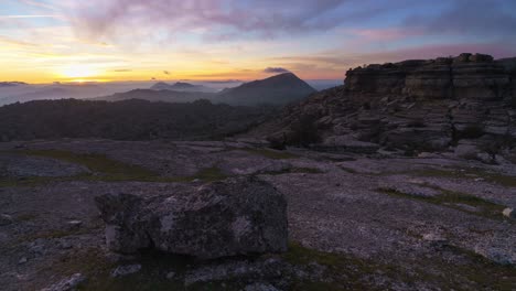 Paisaje-Al-Amanecer-Sobre-Algunas-Montañas-Rocosas