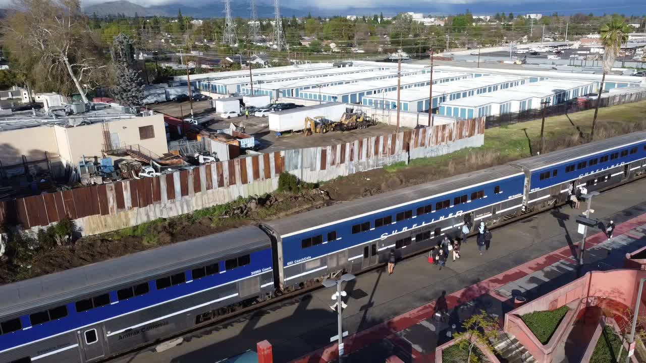 역에서 기차 승객 탑승