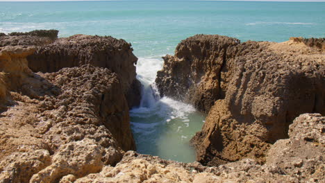Formaciones-Rocosas-Bajas-Y-Olas-Del-Mar-En-Praia-Do-Evaristo-En-Algarve,-Portugal