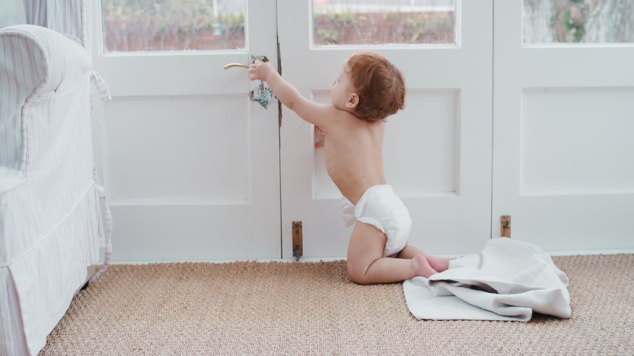niño lindo en casa explorando con curiosidad niño pequeño feliz aprendiendo divirtiéndose disfrutando de la infancia 4k