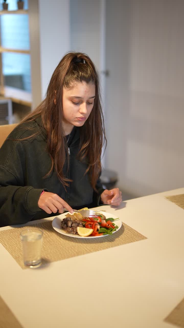 adolescente comiendo una comida