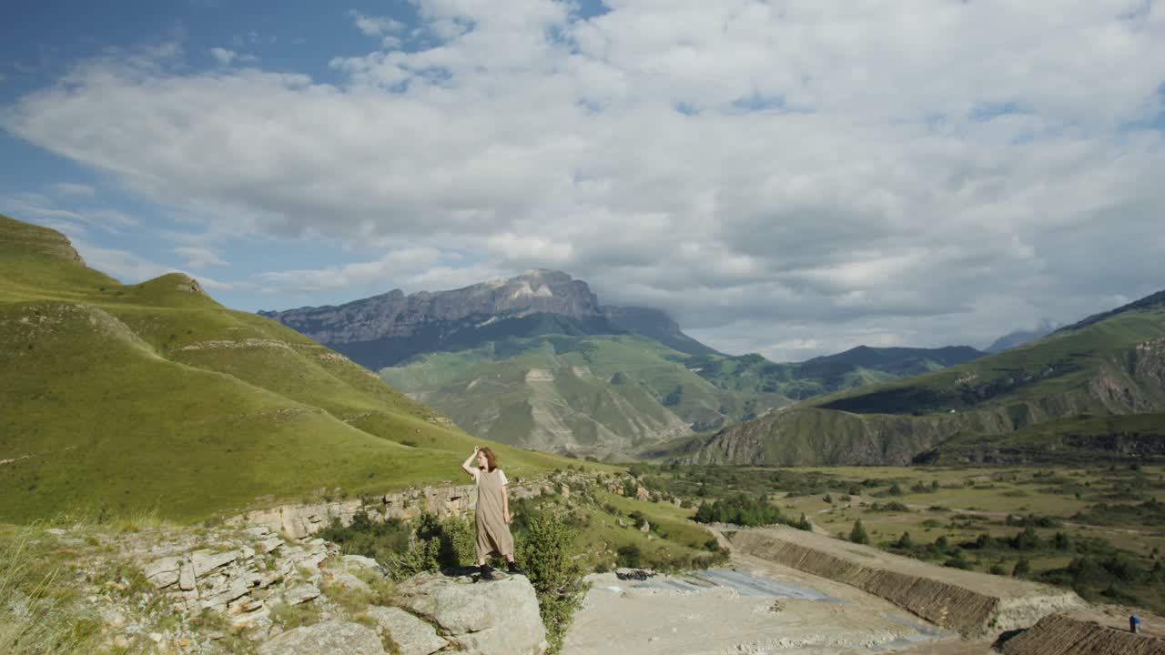Mujer, excursión, en, montañas
