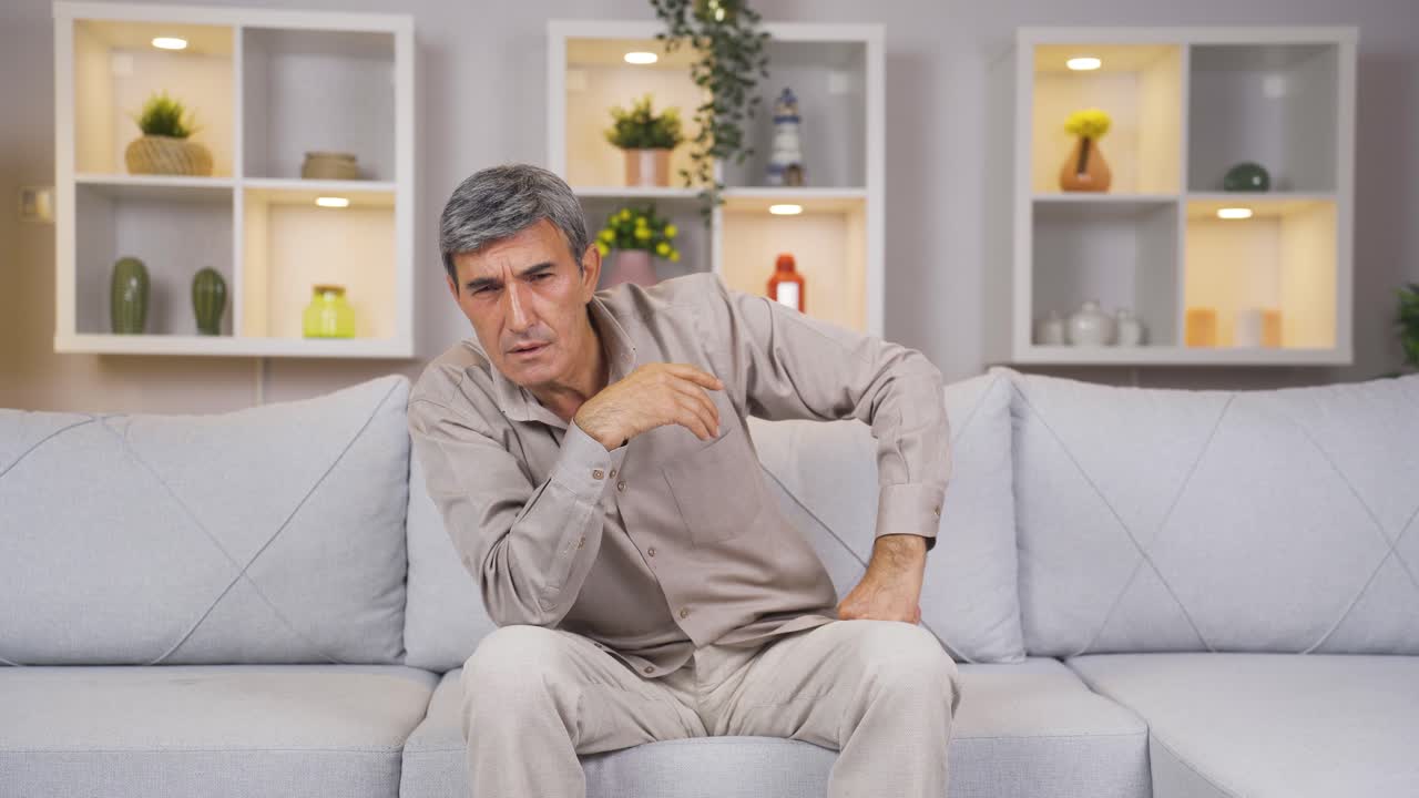 un anciano mirando a la cámara confundido.