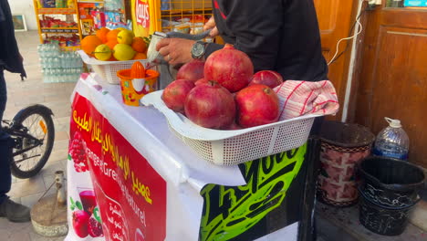 vendedor callejero marroquí haciendo jugo de granola para venderlo en la calle